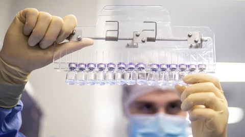 Un técnico revisa una hilera con viales que contienen la vacuna de Pfizer en Puurs, Bélgica