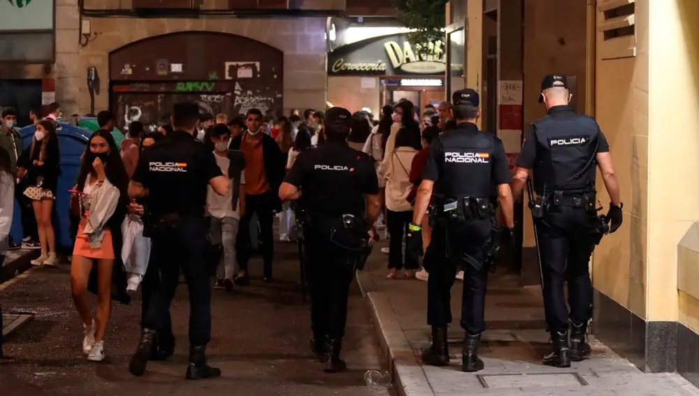 Las policías de Salamanca patrullan las abarrotadas calles