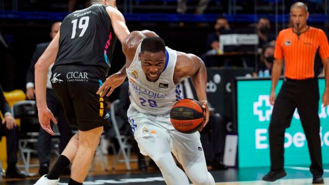 El ala-pívot del Real Madrid Guerschon Yabusele supera a Giorgi Shermadini en el Lenovo Tenerife-Real Madrid