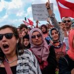 Miles de personas han protestado en Estambul contra el proceso de vacunación