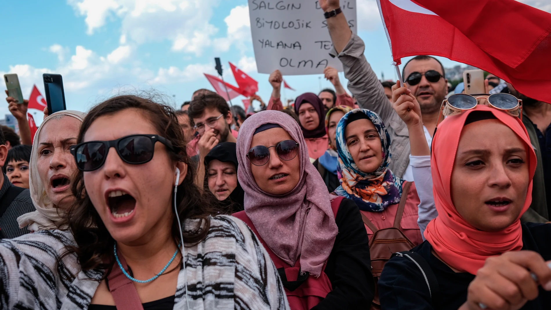 Miles de personas han protestado en Estambul contra el proceso de vacunación
