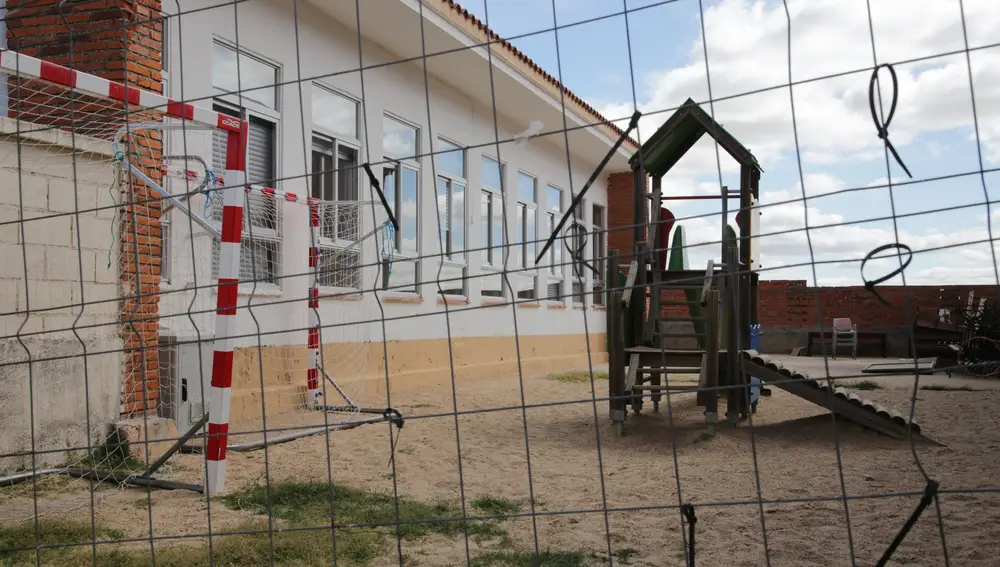 Escuela provisional en el pabellón de usos múltiples de Valcavado