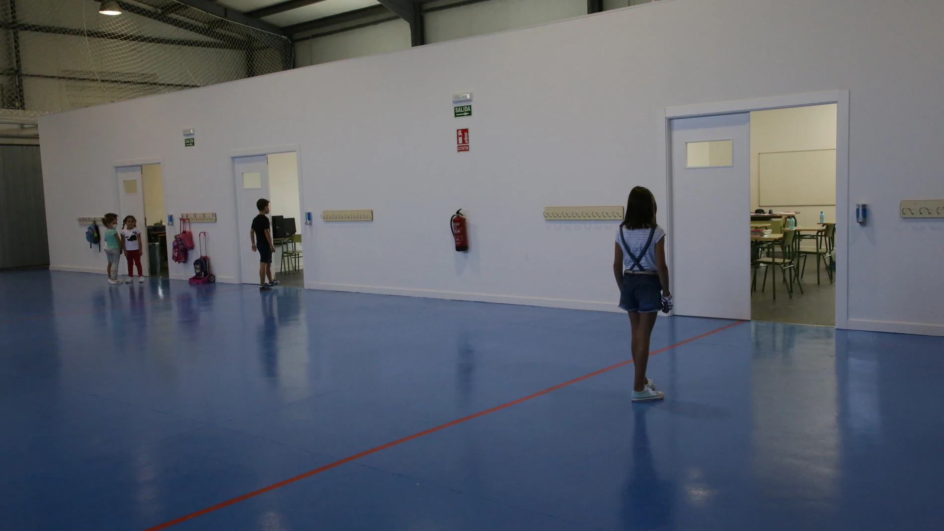 Escuela provisional en el pabellón de usos múltiples de Valcavado