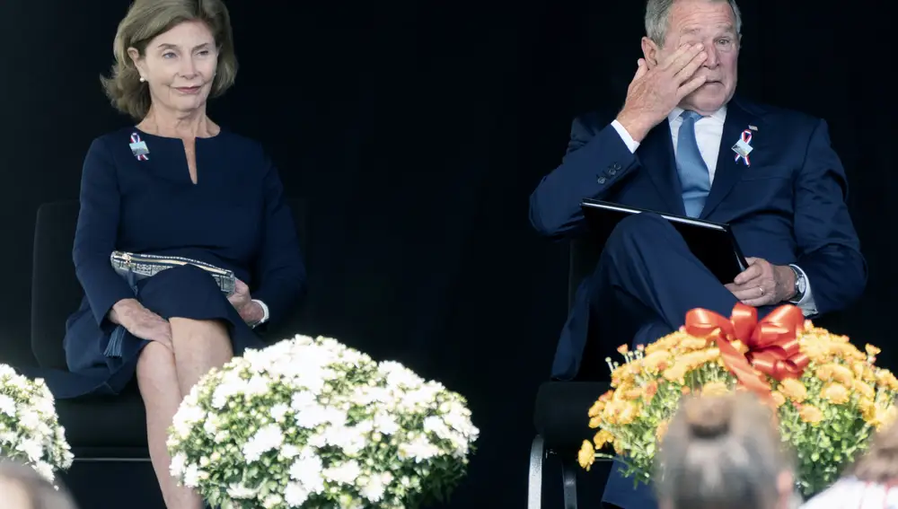 El ex presidente George W. Bush, se seca las lágrimas después ed hablar en el homenaje a los pasajeros del vuelo de United 93, en Shanksville, Pensilvania