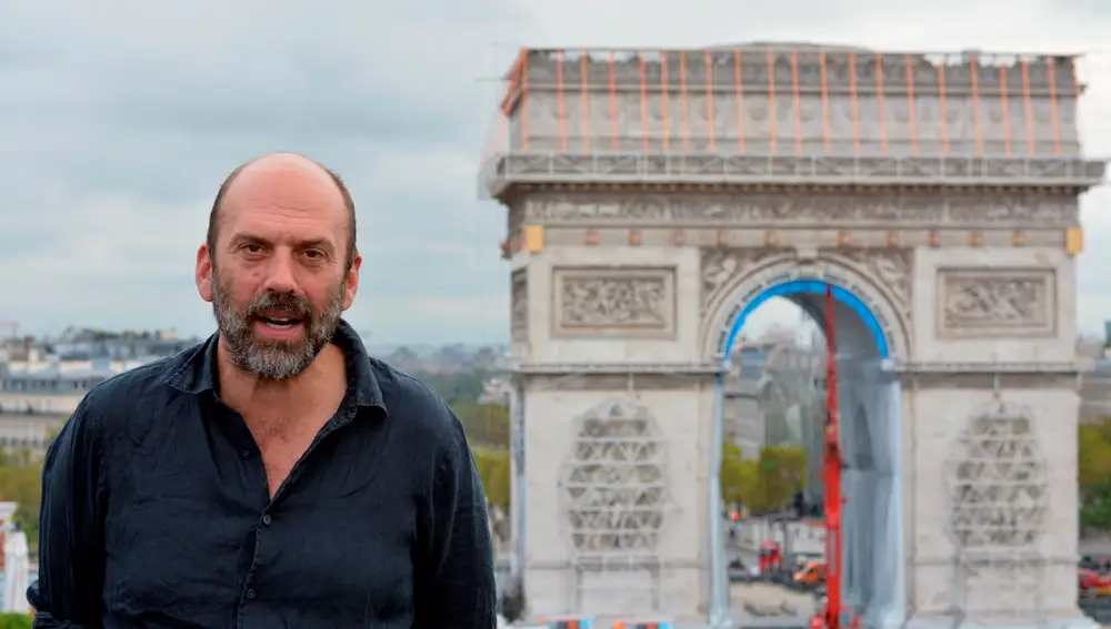 El sobrino del artista Christo, Vladimir Yavachev junto al Arco del Triunfo de París durante las obras del proyecto &quot;L'Arc de Triomphe empaqueté