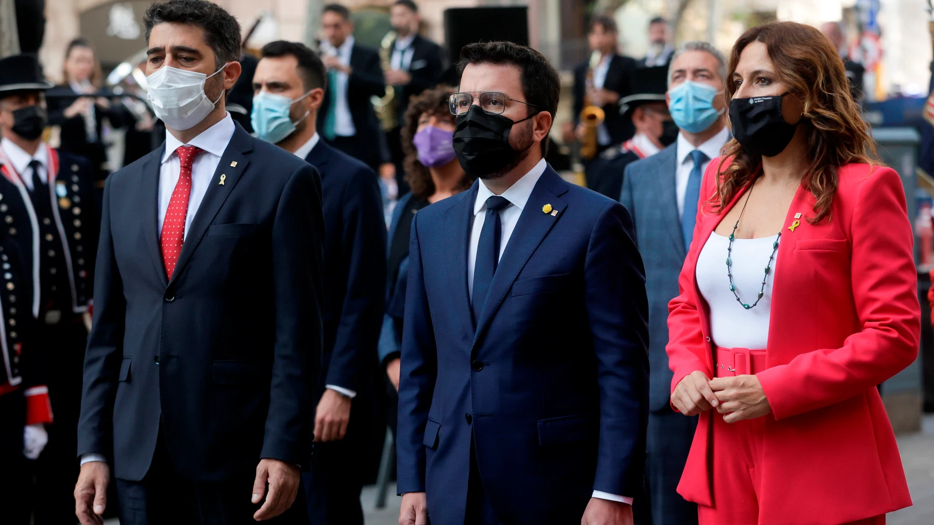 El presidente de la Generalitat, Pere Aragonès, acompañado del vicepresidente, Jordi Puignerò y la consellera de la Presidencia, Laura Vilagrà, encabeza la ofrenda floral del Govern al monumento de Rafael Casanova en Barcelona