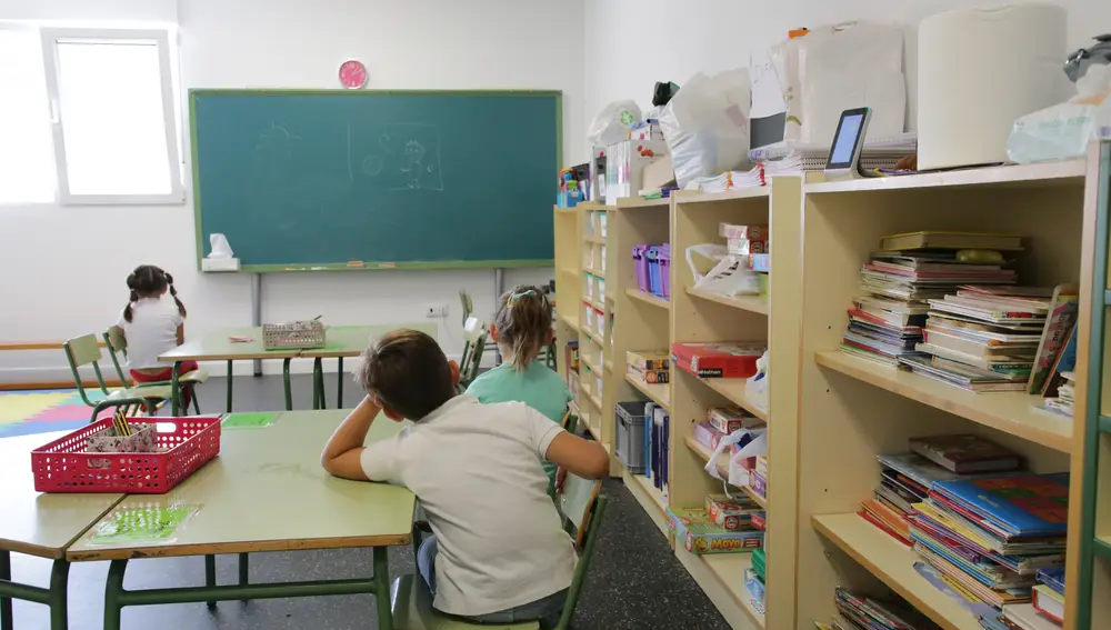Escuela provisional en el pabellón de usos múltiples de Valcavado