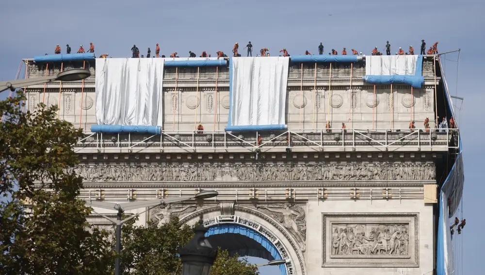Los trabajadores, preparando el despliegue de telas y cuerdas sobre el Arco del Triunfo que diseñó Christo