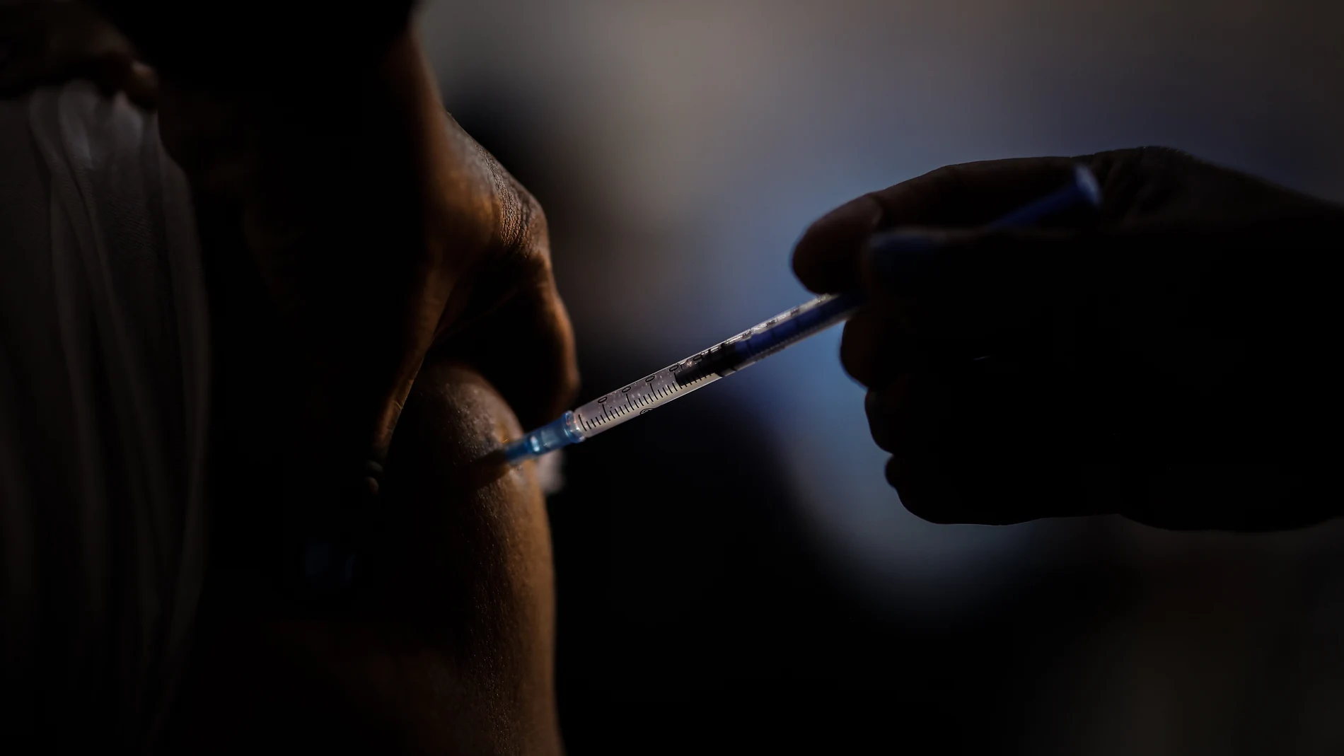 Una persona se vacuna contra la covid-19 en un vacunatorio de Tecnópolis, el 2 de septiembre de 2021, en Buenos Aires