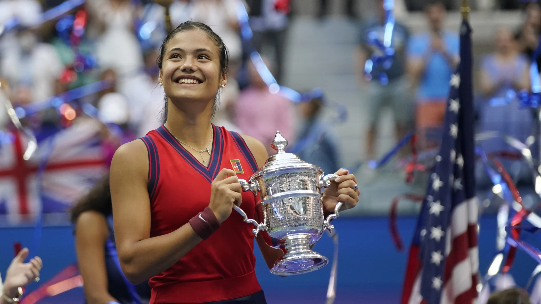 Emma Raducanu, de sólo 18 años, sujeta el trofeo de campeona del US Open