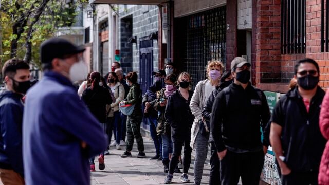 GRAF8952. BUENOS AIRES (ARGENTINA), 12/09/2021.- Ciudadanos hacen fila en un puesto de votación durante la jornada de elecciones primarias hoy, en Buenos Aires (Argentina). Los colegios electorales de Argentina abrieron este domingo para las elecciones primarias legislativas que se celebran con protocolos sanitarios especiales debido a la pandemia de la covid-19. Unos 34,3 millones de argentinos están convocados para definir este domingo con su voto las listas de candidatos que quedarán habilitados para competir en los comicios del 14 de noviembre, en los que se renovarán 127 de los 257 escaños de la Cámara de Diputados y 24 de las 72 bancas del Senado. EFE/ Juan Ignacio Roncoroni