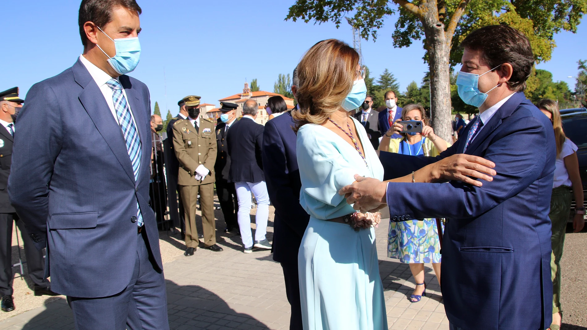 El presidente de la Junta de Castilla y León, Alfonso Fernández Mañueco, saluda a la alcaldesa de Aranda de Duero, Raquel González, en presencia del consejero de la Presidencia, Ángel Ibáñez