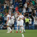 Nacho felicita a Benzema en presencia de Vinicius tras uno de los cinco goles del Real Madrid