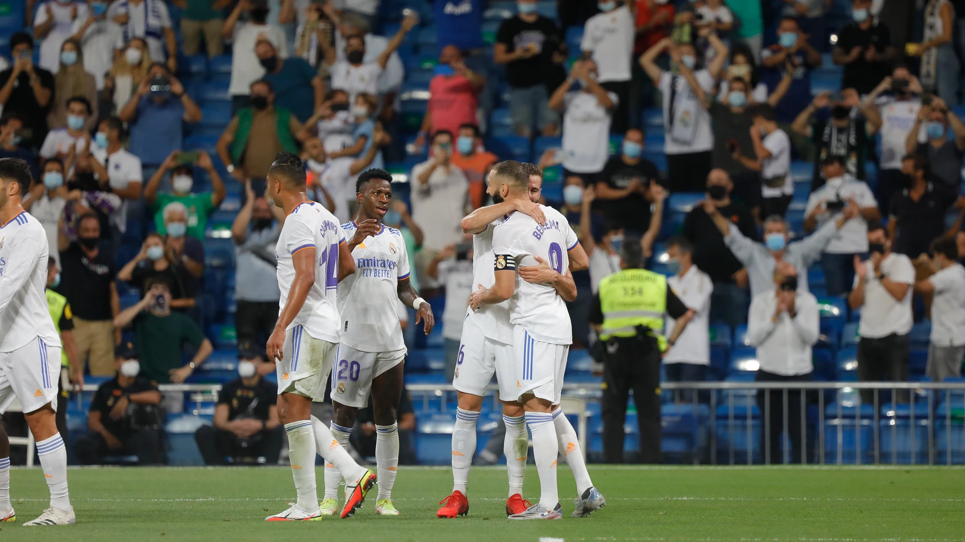 Nacho felicita a Benzema en presencia de Vinicius tras uno de los cinco goles del Real Madrid