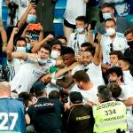 Vinícius saltó a la grada para celebrar su gol con los aficionados del Real Madrid.