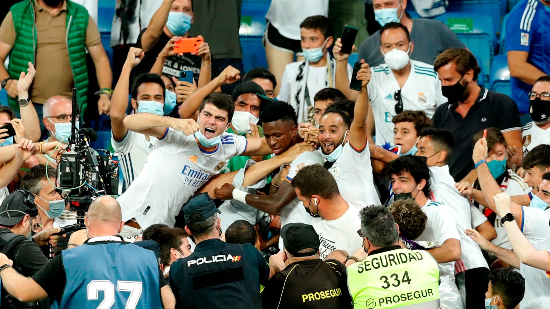 Vinícius saltó a la grada para celebrar su gol con los aficionados del Real Madrid.