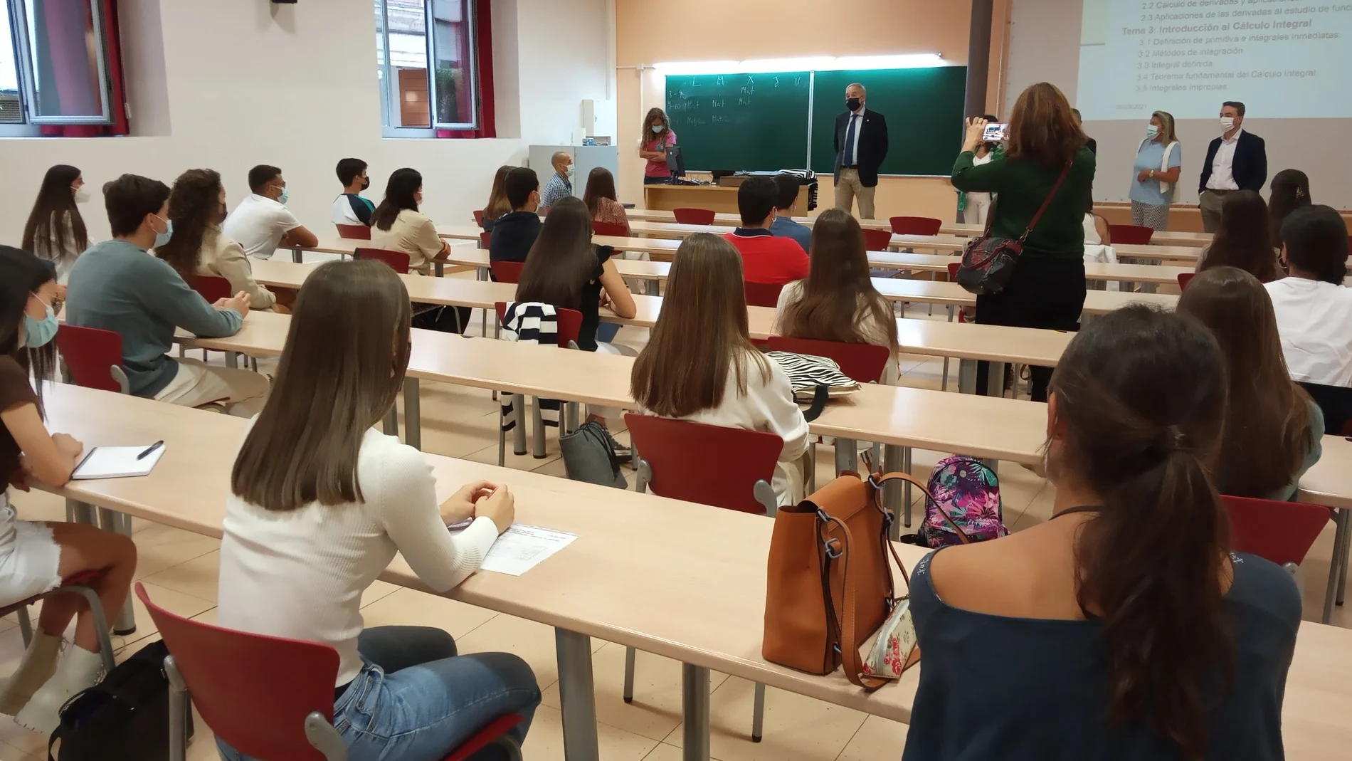El rector de la UVa da la bienvenida a los nuevos estudiantes de Derecho y Administración de Empresas