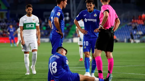 Mauro Arambarri cae lesionado. (EFE/Rodrigo Jiménez)