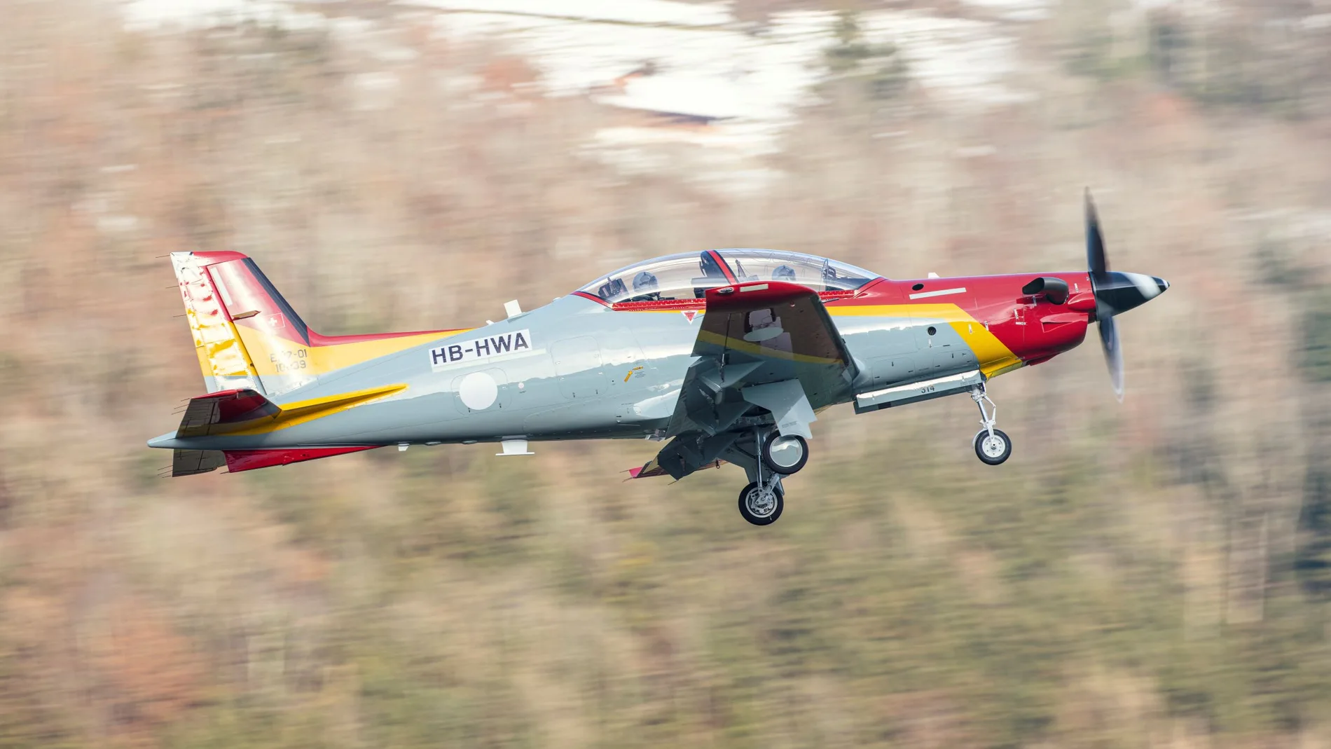 Imagen del «Pilatus PC-21» español durante los primeros vuelos de prueba en Suiza