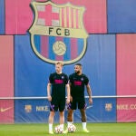 Depay y Frenkie De Jong, en el último entrenamiento antes del Barcelona - Bayern de Champions