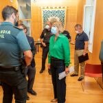 La alcaldesa de Cartagena, Noelia Arroyo, con los agentes de seguridad