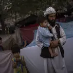 Una familia afgana desplazada en un campamento en Kabul