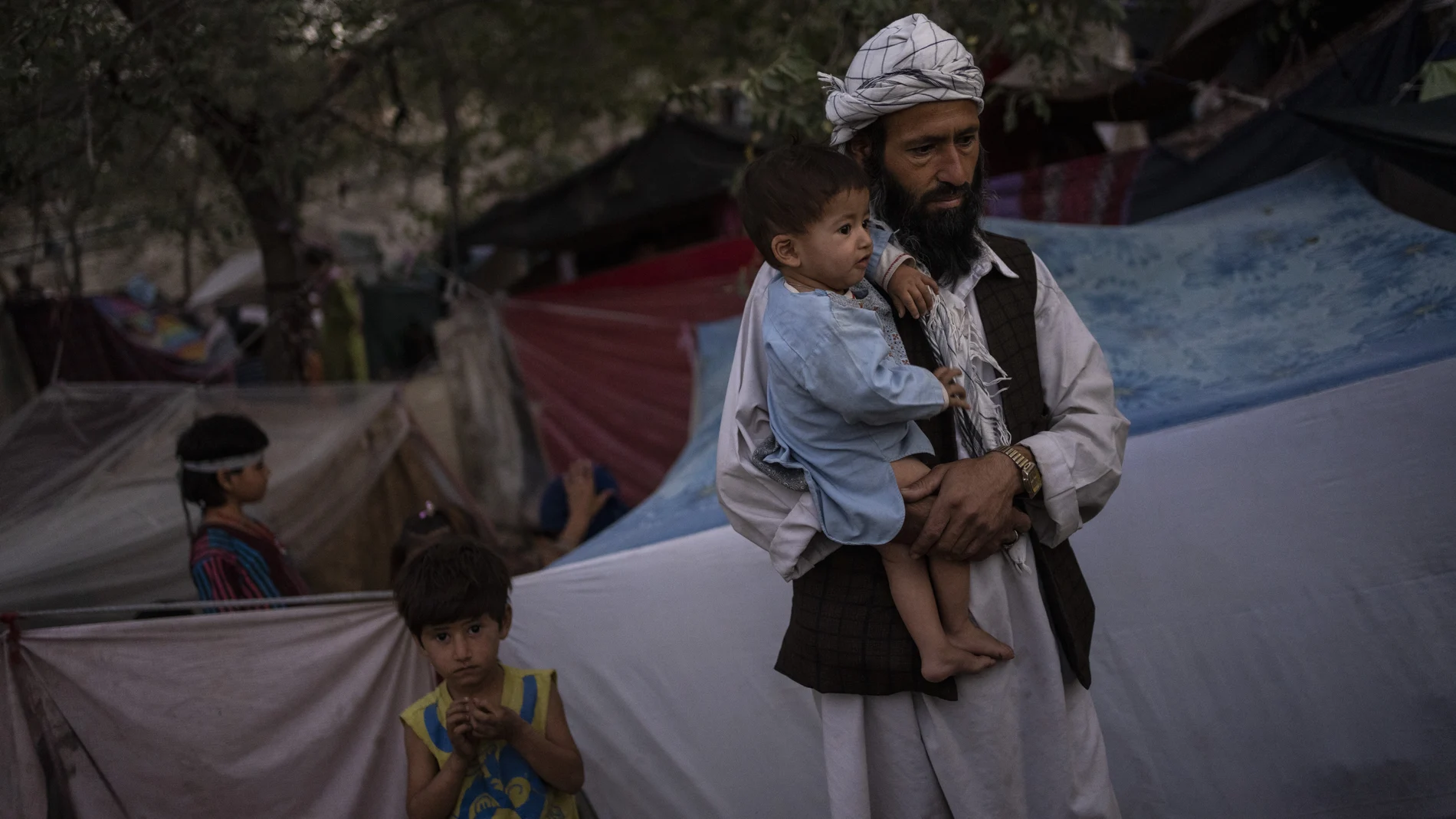 Una familia afgana desplazada en un campamento en Kabul