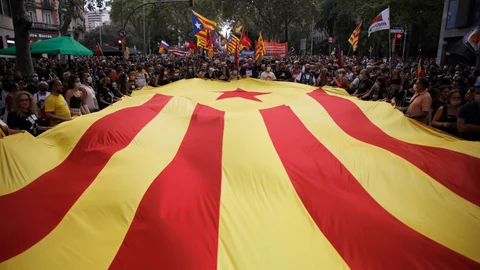 Varias personas sujetan una bandera estelada durante la manifestación organizada por la Izquierda Independentista.