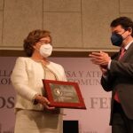 Entrega del reconocimiento por parte del presidente Alfonso Fernández Mañueco a la familia de Juan José Aliste
