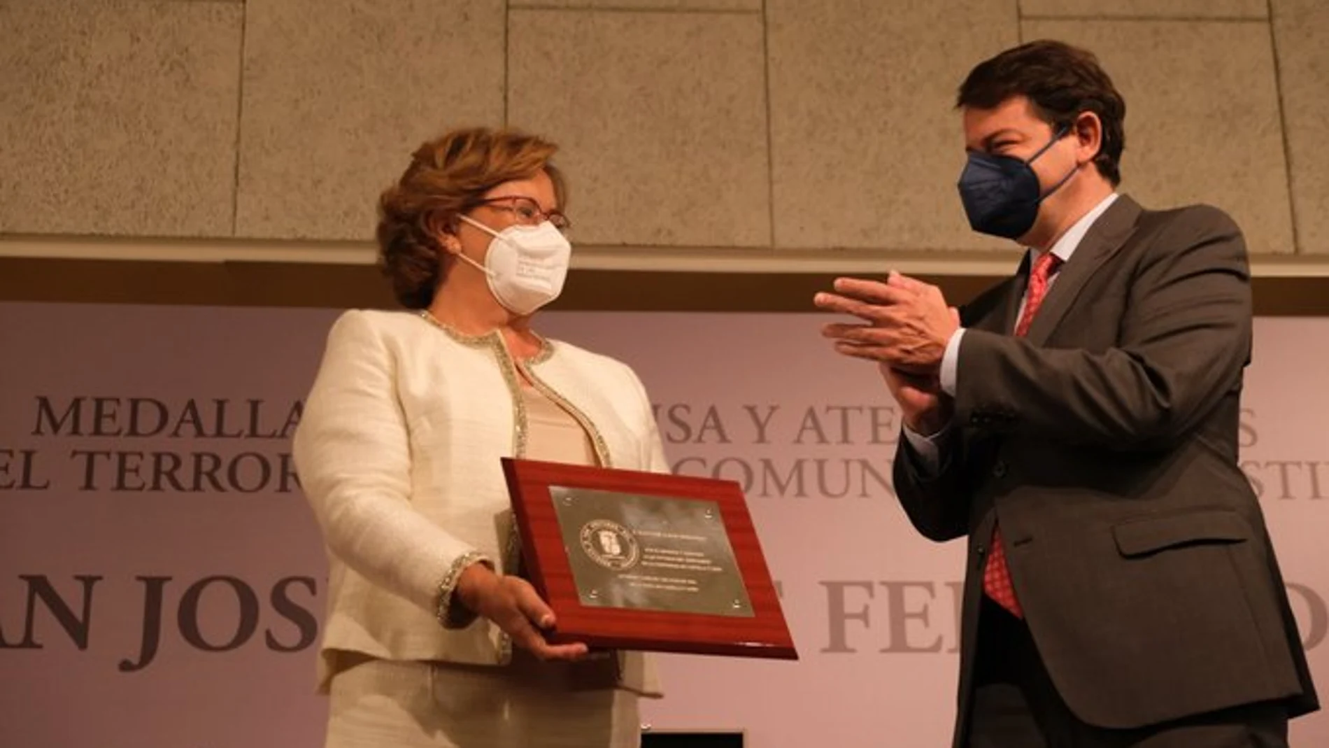 Entrega del reconocimiento por parte del presidente Alfonso Fernández Mañueco a la familia de Juan José Aliste