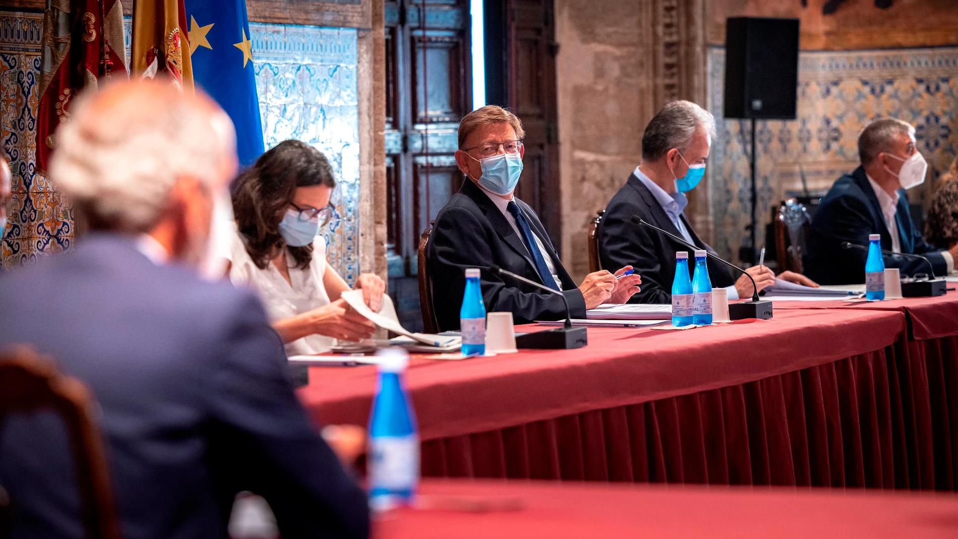 El presidente de la Generalitat, Ximo Puig, preside la reunión de la Mesa del Diálogo Social, en la que participan, representantes de la patronal y los sindicatos, además de varios miembros del Gobierno valenciano. EFE/Biel Aliño