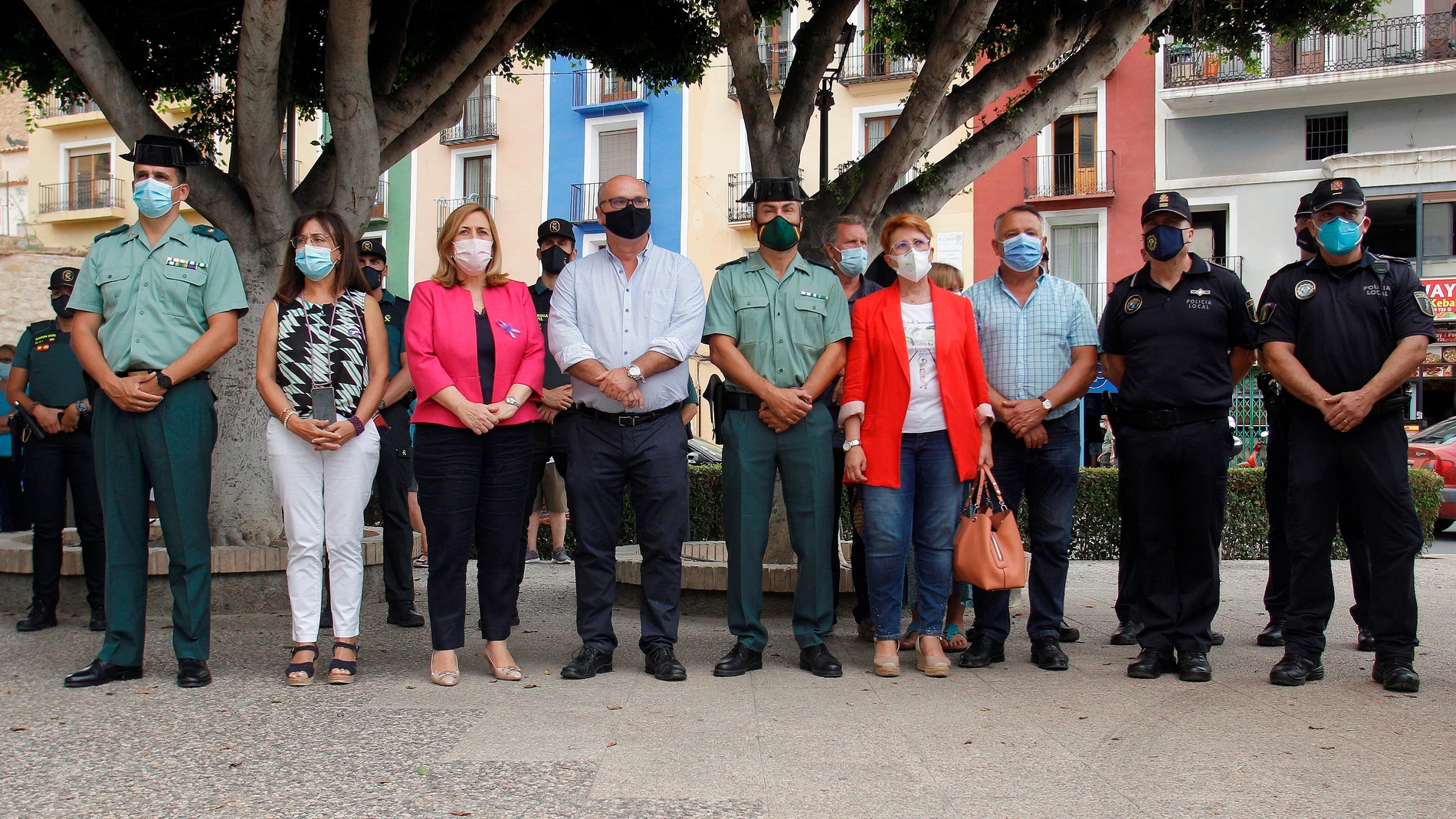 El ayuntamiento de Villajoyosa ha convocado un minuto de silencio al mediodía de hoy en repulsa por el último crimen machista, de una vecina de 40 años degollada ayer por su pareja sentimental y que deja tres niños huérfanos