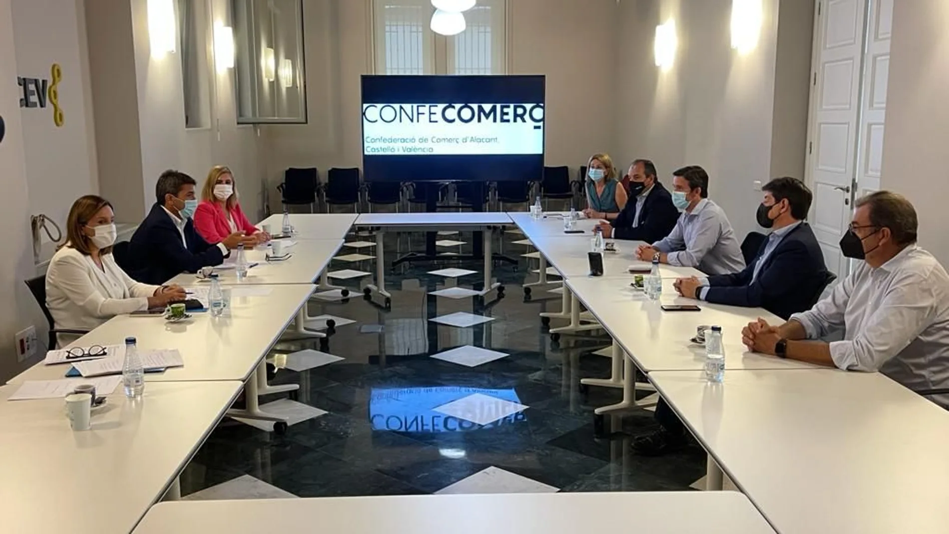 El presidente del PP, Carlos Mazón,y la portavoz parlamentaria, María José Catalá, se han reunido con representantes de la Confederación Española de Comercio.