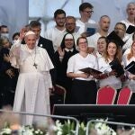 Francisco saluda a los asistentes a la reunión con católicos en Lunik IX, barrio en la ciudad de Košice, Eslovaquia