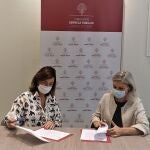 La directora territorial de CaixaBank en Castilla y León, Belén Martín, y la presidenta de la Asociación Empresa Familiar, Rocío Hervella, suscriben el acuerdo