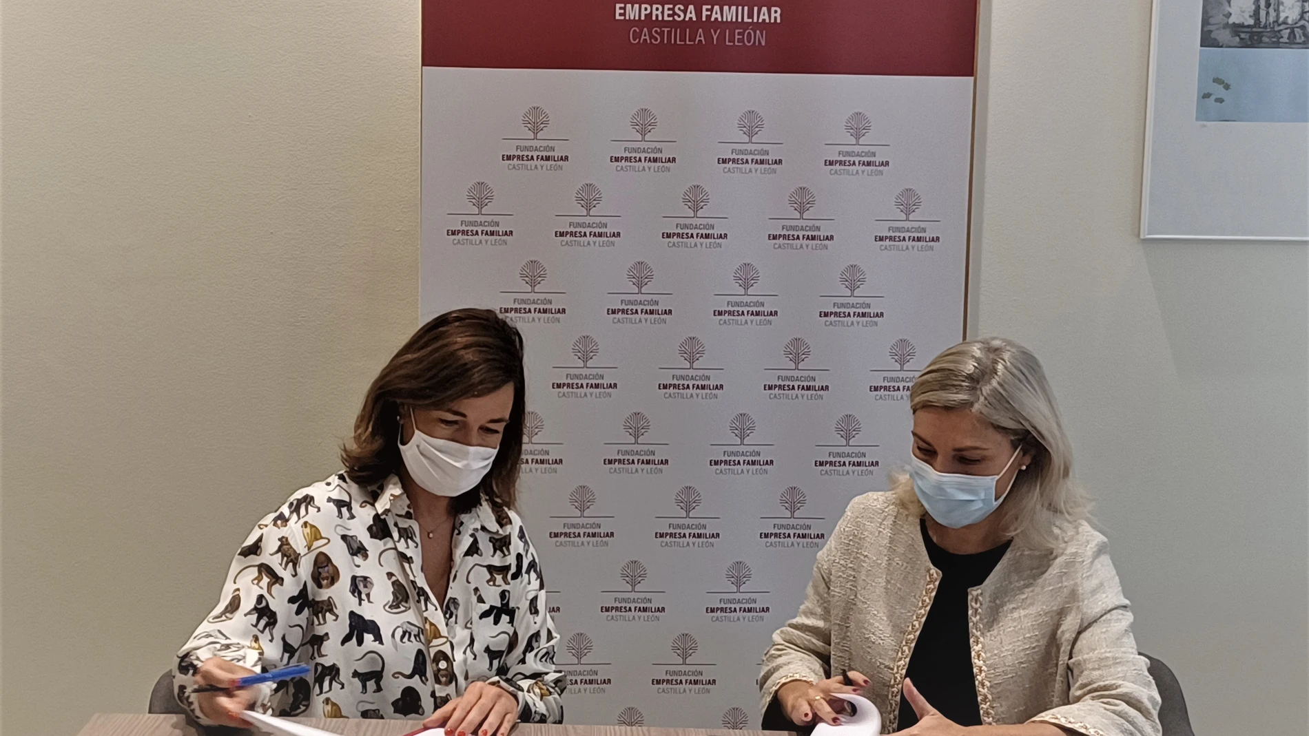 La directora territorial de CaixaBank en Castilla y León, Belén Martín, y la presidenta de la Asociación Empresa Familiar, Rocío Hervella, suscriben el acuerdo