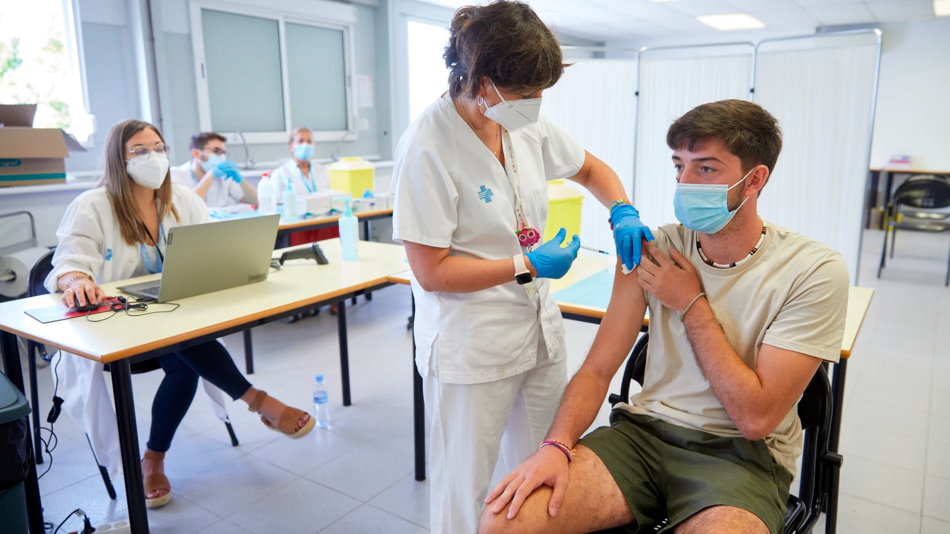 Un joven se vacuna en el centro de vacunación sin cita previa que se ha montado en la Universidad de Girona.EFE/David Borrat.