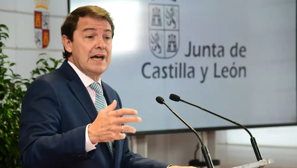 El presidente de la Junta de Castilla y León, Alfonso Fernández Mañueco, atiende a los medios en Burgos