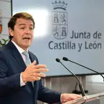 El presidente de la Junta de Castilla y León, Alfonso Fernández Mañueco, atiende a los medios en Burgos