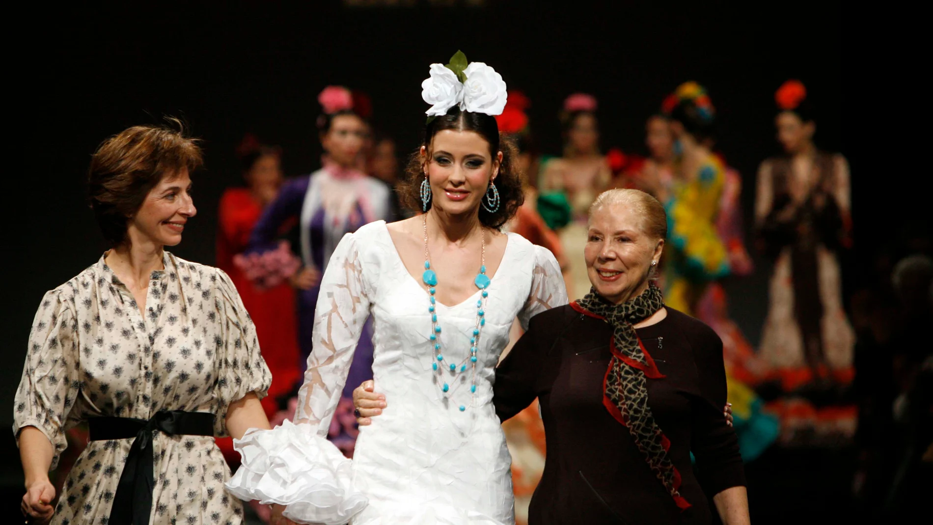 Final del desfile de la colección de la diseñadora Lina en el Salón Internacional de la Moda Flamenca, Simof