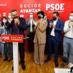 El secretario general del PSRM-PSOE y portavoz del Grupo Parlamentario Socialista, Diego Conesa, es aplaudido a su llegada a una rueda de prensa en la sede del PSOE regional, a 14 de septiembre de 2021, en Murcia, (España). Durante su comparecencia, Conesa confirma lo que anunció ayer, es decir que dará "un paso al lado" y no optará a la reelección como secretario general de su partido en la Región de Murcia, cargo que ostenta desde septiembre de 2017 después de resultar elegido en la segunda vuelta de un proceso de primarias.