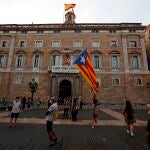 La movilización convocada por la CUP ha reunido sólo a una cincuentena de personas cerca de la plaza Sant Jaume