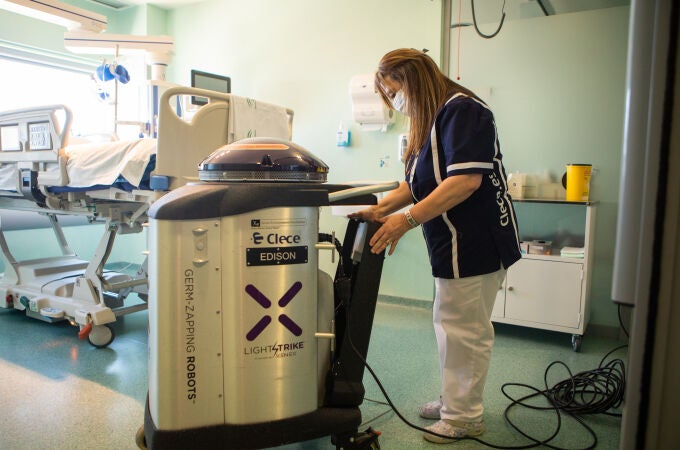Más frecuencia, tecnología y equipos de protección individual: así es ahora la limpieza en hospitales