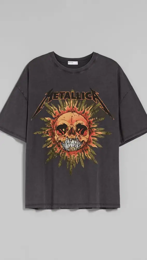 Camiseta amplia en color gris, de Metallica