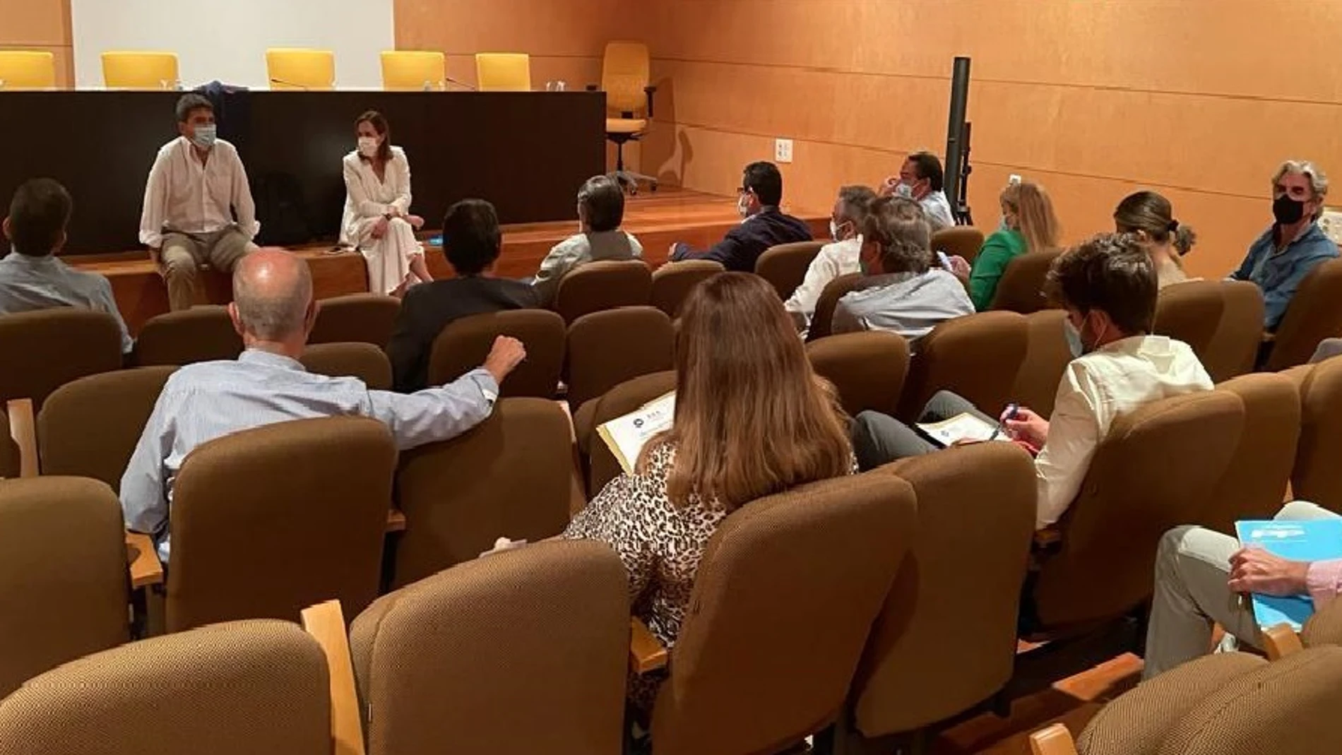 Carlos Mazón, junto a María José Catalá, con los diputados del grupo parlamentario