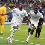 Rodrygo Goes celebra junto a Camavinga el gol que el brasileño marcó para dar el triunfo al Real Madrid en Milán