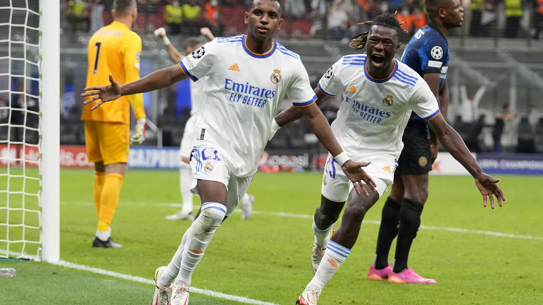 Rodrygo Goes celebra junto a Camavinga el gol que el brasileño marcó para dar el triunfo al Real Madrid en Milán