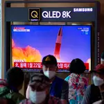 Gente en Seúl viendo el lanzamiento de un misil de Corea del Norte