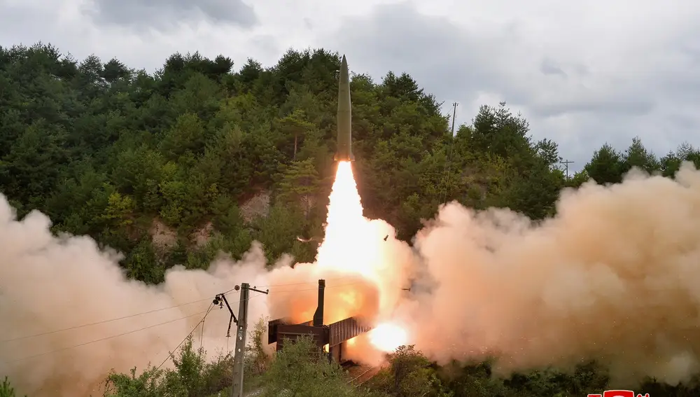 Un misil balístico lanzado desde un vagón de tren en Corea del Norte