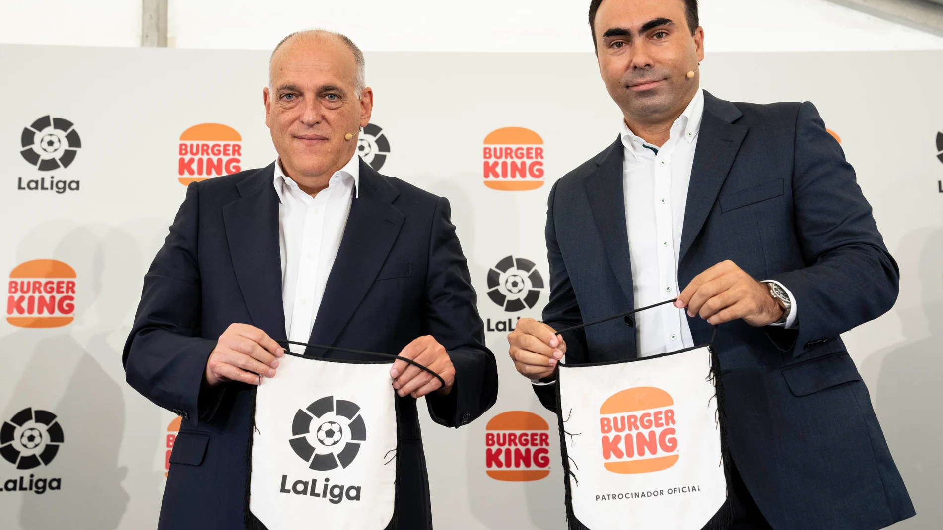 Javier Tebas (izquierda) y Jorge Carvalho (derecha) durante el evento de presentación del acuerdo entre LaLiga y Burger King | Fuente: LaLiga